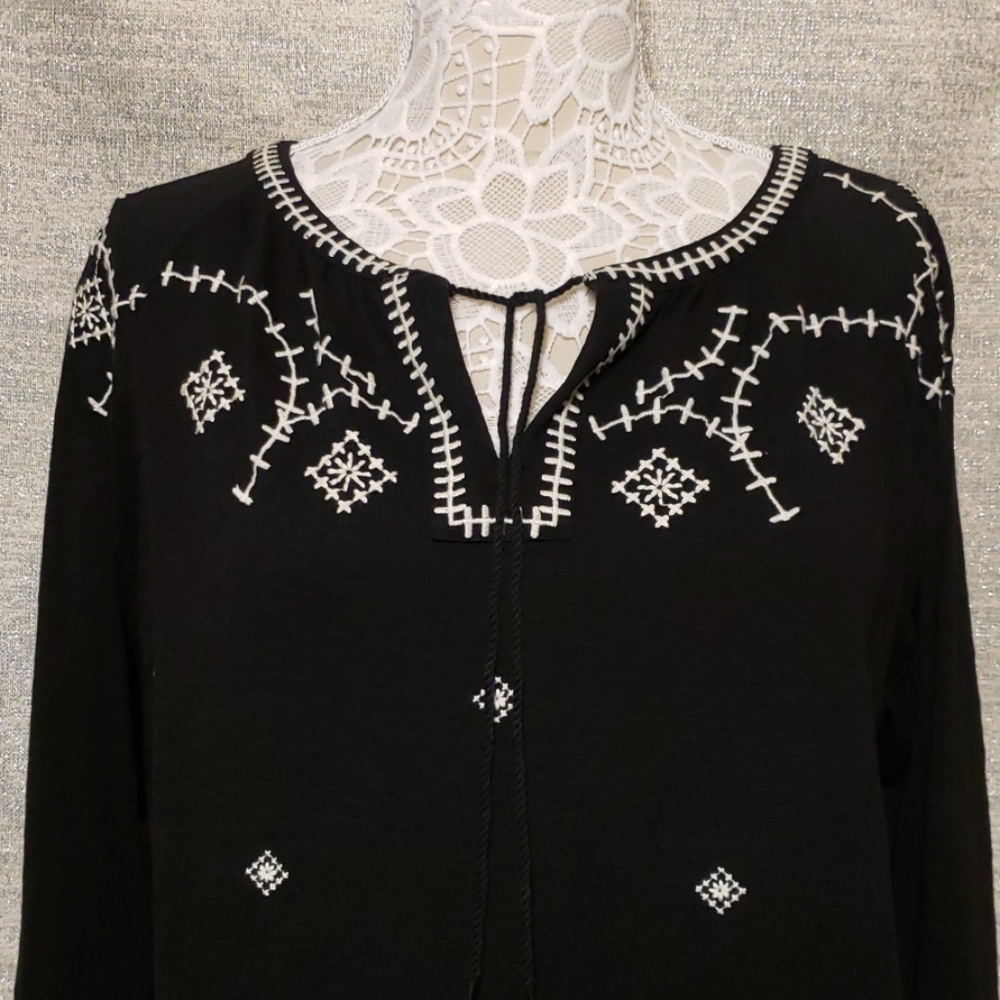 🛑SOLD🛑 Talbots Embroidered black blouse - Picture 2 of 8